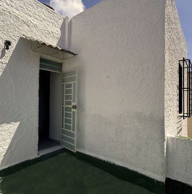 Casa independiente en renta con amplios espacios. Para negocio o vivienda. Zona residencial. Playa - Img 98491018