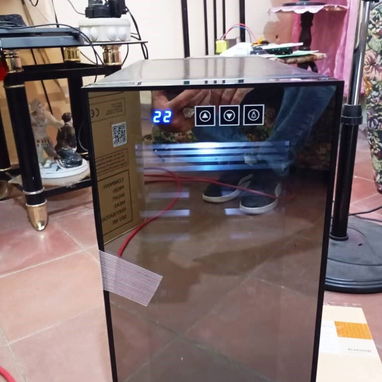 Mini nevera vinoteca de 23 Litros de 220 volt y bandejas interiores de madera con cristal efecto espejo - Img 104227812