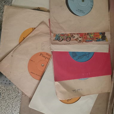Vendo discos de vinilo long play y de 45 rpm. LP 600 CUP 45 rpm a 300 cup Si se los lleva todos por 5000 cup - Img 123022374