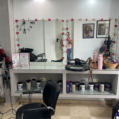‼️RENTA DE 2 ESPACIOS DENTRO DE UN SALON PARA PELUQUERA Y MANICURI. - Img 128010015