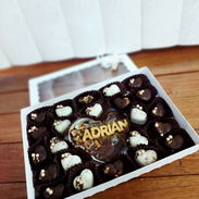 Cajas de regalo con 20 bombones de chocolates más un chocomensaje - Img 55741876