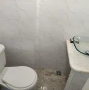 Apartamento Remodelado en Vedado. Llegar y vivir. Con todo dentro. - Img 43853218