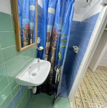 Apartamento interior en Vedado en primer piso con todo dentro. Ideal para dedicarlo a la renta - Img 97081751