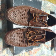 Zapatos carmelitas de hombre, de cordones y piel, horma italiana, de muy poco uso, en perfecto estado. Número 41. - Img 45437899