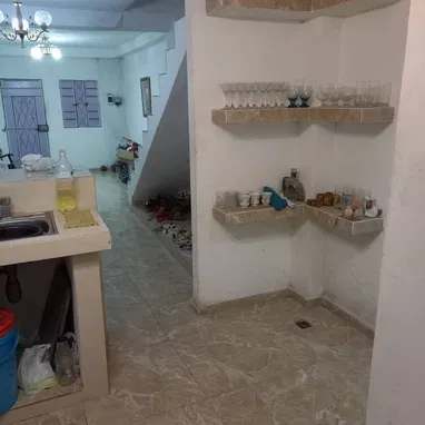 ✔️*Se vende 🏡 puerta de calle en Centro Habana* ✔️*En la planta baja sala,comedor y cocina,un baño de servicios ✅️* ✔️* - Img 118896887