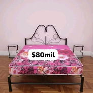Cama colchon y mesitas de tubos y almohadas - Img 55422893