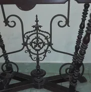 Mesa de caoba con adornos de bronce antigua - Img 50393078