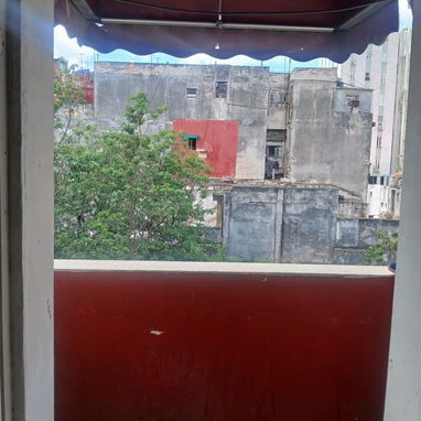 #19- ✔️Se vende apto en Centro Habana 🏡 ✔️Precio 13mil  ✔️De 2 cuartos en un 3er piso. ✔️Cubre unos 65m² ✔️Tiene un so - Img 121850327