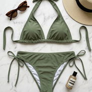 Trusa bikini verde oliva estilo halter, talla L. Sofisticado diseño de dos piezas con un clásico top de triángulo que se - Img 56105325