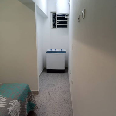 Renta Lineal Vedado bajos cerca de la Universidad y la Rampa. 300 usd 53582376 - 8/10