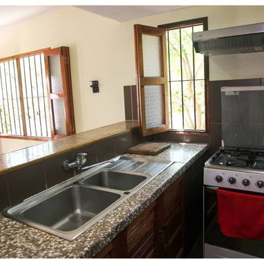 Se alquila Casa Independiente,2 habitaciones ,baño,portal, terrazas,cocina,comedor, Climatizadas - Img 123712996