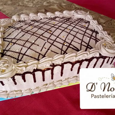 *_Cake Bombón Cuadrado_*   Panetela de mantequilla Relleno y vestido de crema bombón  Panetela con forma de corazón: + 1 - Img 118181740