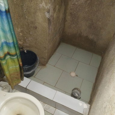 SE VENDE ESTE APARTAMENTO EN CENTRO HABANA 4400 . ES PROPIEDAD EN UN PASILLO TRANQUILO Y ES EL 1 ro - Img 127384287