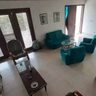 Ref#98. Oportunidad de inversión!!! Con una arquitectura y un diseño único se vende espectacular chalet década del 50!!! - 4/10