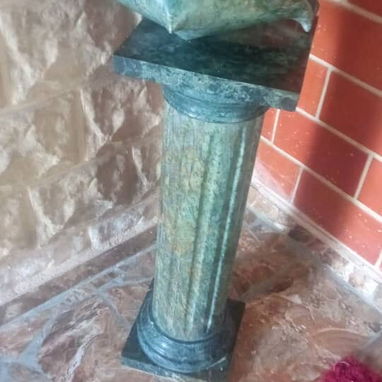Pedestal de mármol con caracola de mármol para decorar - Img 123039504