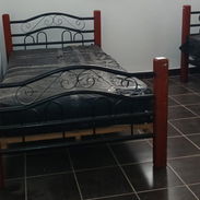 Vendo 2 camas 3/4 con sus colchones - Img 55644291