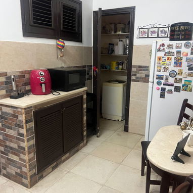 Apto. amplio de 4/4, garaje, amueblado, en el Vedado (V-49 - 5/7