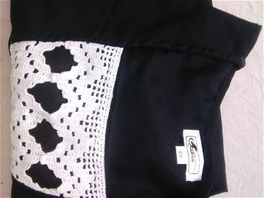 Blusa negra ancha con tejidos en blanco. Nueva - Img 36015213