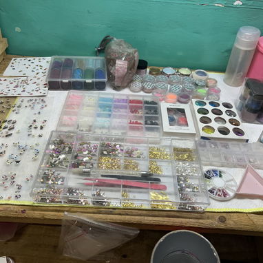 VENDO MESAS DE UÑAS CON ABSOLUTAMENTE TODO PARA EMPEZAR escríbanme al pv para enseñarles todas las fotos - 8/10
