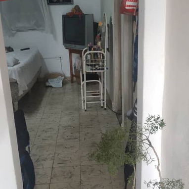 Apartamento semiinterior, de un edificio biplanta,consta de sala-comedor,1 cuarto, cocina y baños nuevos patio interior - Img 120885848