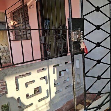 Vendo en 13 mil casa puerta calle de 2 cuartos y gas de la calle con todo adentro en el lido(marianao) #53013906 - 7/8