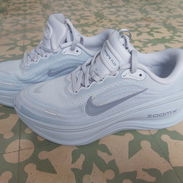 NIKE VOMERO PLUS 100% ORIGINALES (PRÁCTICAMENTE NUEVOS). Uno de los modelos tope de gama de NIKE - Img 57851894