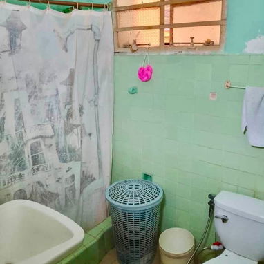 AMPLIO APARTAMENTO EN BAJOS EN NUEVO VEDADO POR 65000! (3 CUARTOS, 2 BAÑOS, ESPACIO PARA CARPOCH Y TELÉFONO !!! - 4/8