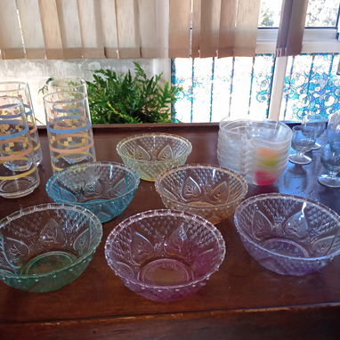 JUEGO DE 6 COPAS AZULES y VERDES  MEDIANAS NUEVAS (40 AÑOS).COMPRADAS EN RUSIA. COPAS VERDES Y LICORERA CON SUS COPITAS. - Img 111345339