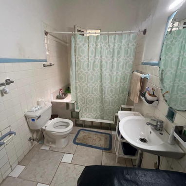 APARTAMENTO EN BAJOS CAPITALISTA EN EL VEDADO! A PASOS DEL MALECÓN Y LA EMBAJADA AMERICANA !!! - Img 125992005
