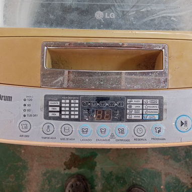 Lavadora LG Automática de 8.6 Kgs de uso con detalles. - 2/6