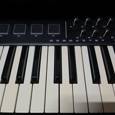 Teclado Controlador MIDI Alesis QX49 - 3/4