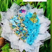 Regalo de ramo de rosas eternas azules con bombones - Img 55907103