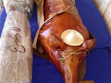 Cerdos y piernas asadas con comida criolla - Img main-image