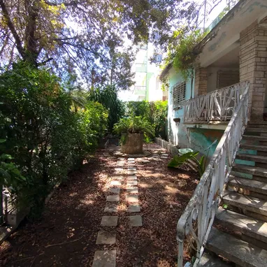 Buscas CASA + POSIBILIDAD DE NEGOCIO? Chequea esta propiedad en Nuevo Vedado - Img 119456892