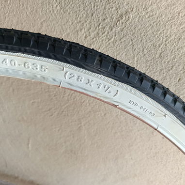 Goma nueva 28x1 1/2 o 40-635 precio 5500 o la cambio por 35-622 o 32-622, tengo 1 sola, vendo o cambio por esas medidas - 4/5