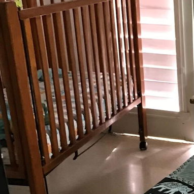 Vendo cuna con colchon de madera grande con ruedas - 3/3