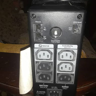 Back-UPS APC Pro 550 de 6 tomas, con batería y con 2 cables para conectar 1 PC y 1 Monitor en 85 USD - Img 118137611