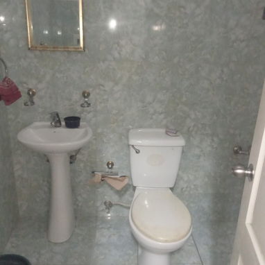 *🏡101-APTO en Venta en el Vedado [ Es Interior ]*  🫣*Consta de un cuarto 4×4 baño sala comedor cocina y patio con lava - Img 122990673