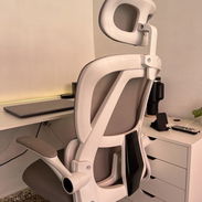 Silla de escritorio reclinable con apoyo lumbar y reposacabeza. - Img 58040967