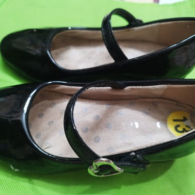 En venta un par de zapatos de vestir para niña - Img 115854486