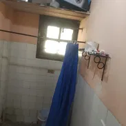 Vendo apartamento capitalista de 1/4 grande, baño, cocina, sala comedor, terraza y agua todos los días, tercer piso - Img 55856390
