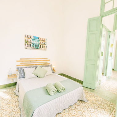 🏠 Apartamento De Renta Lineal En Centro Habana. 🛏️ Tiene 2 habitaciones para 4 personas. 📞 Reserva: +5355149761 - 5/9