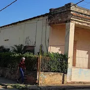 Venta de casa en Artemisa por su ubicación en el centro del pueblo y amplitud se recomienda para negocio - Img 57772016