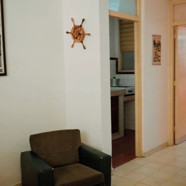 Confortable apartamento en el Vedado, 3er piso con gas de la calle y agua ... - Img 124369527