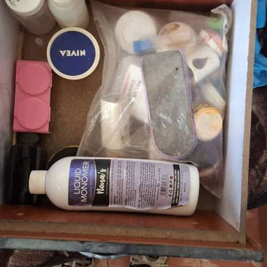 Vendo Negocio de Uñas con todo es llegar y trabajar .materiales y todo tipo de accesorios. - 4/10
