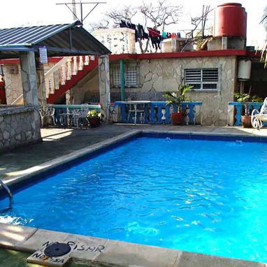 Casa de renta ubicada en Guanabo. Cuenta con 4 habitaciones en guanabo con piscina y a dos cuadras de la playa. 58858577 - Img 96542484