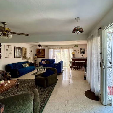 MAJESTUOSA CASA INDEPENDIENTE EN ESQUINA EN NUEVO VEDADO POR 350000! (5 CUARTOS, 5 BAÑOS, JARDÍN Y GARAJE) - 2/8