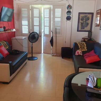 El apartamento tiene, sala-comedor,2 cuartos,balcon. baño cocina,balcon que da para la azotea independiente cercada y un - 3/10