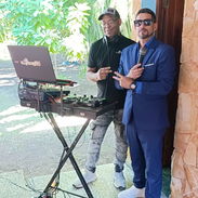 Servicio de DJ, Maestro de ceremonia & Animador con todo el equipamiento de Luces, Audio, Pantalla, Humo y mucho mas! - Img 53738648