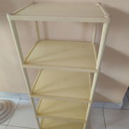 Vendo organizador plástico con 5 divisiones, de uso en buen estado. Mide Altura-1 m, Ancho-40 cm, Profundidad -30cm. - Img 56990516